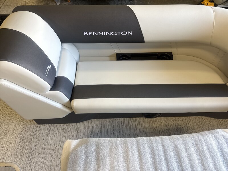 2027 Bennington 22 SSR Boat