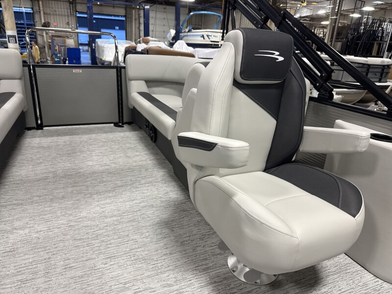 2027 Bennington 22 SSR Boat